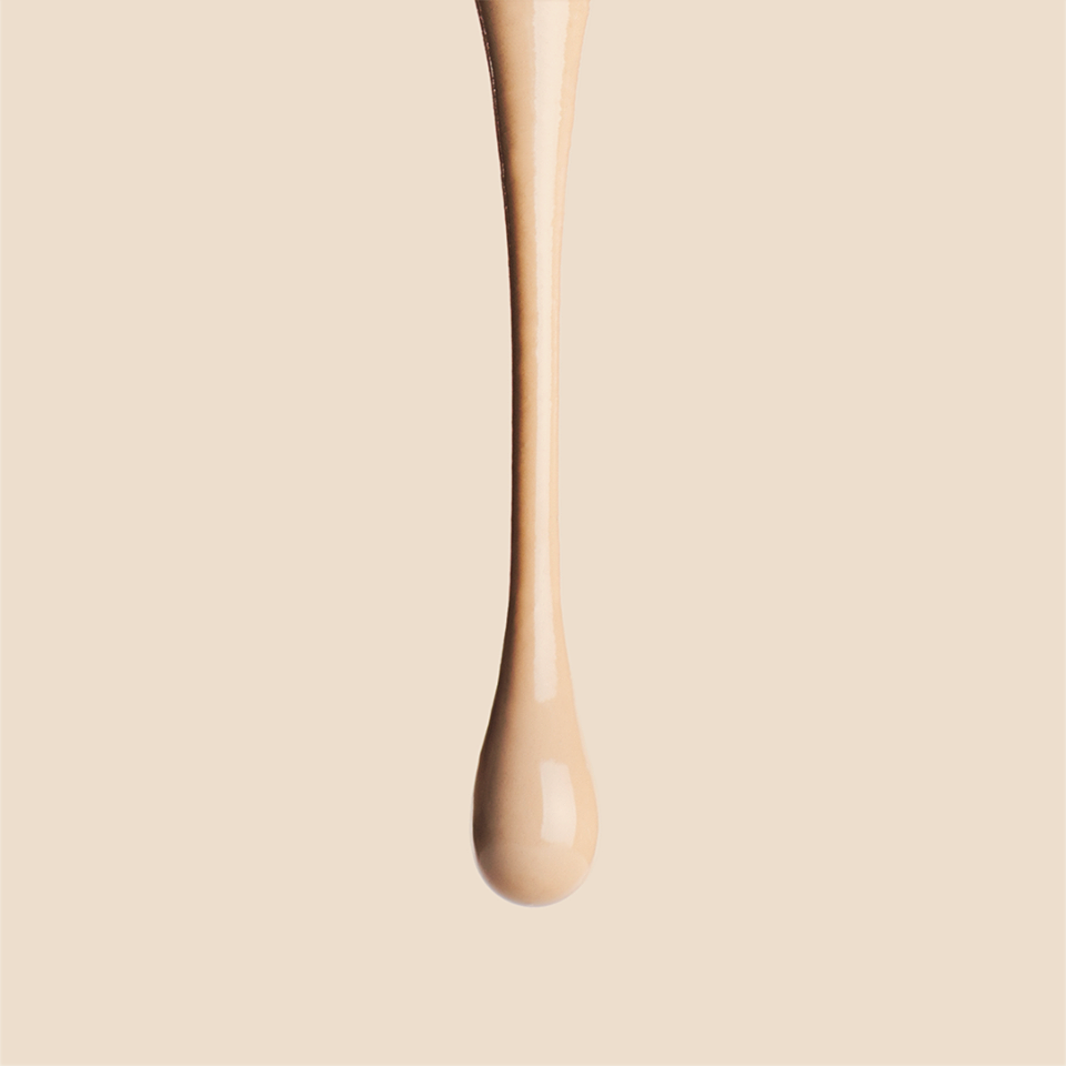 Sérum antiedad con Hialurónico y color de Sensilis Velvet Skin 2 IN 1, para una hidratación profunda que atenúa arrugas y aporta una tonalidad natural a la piel.